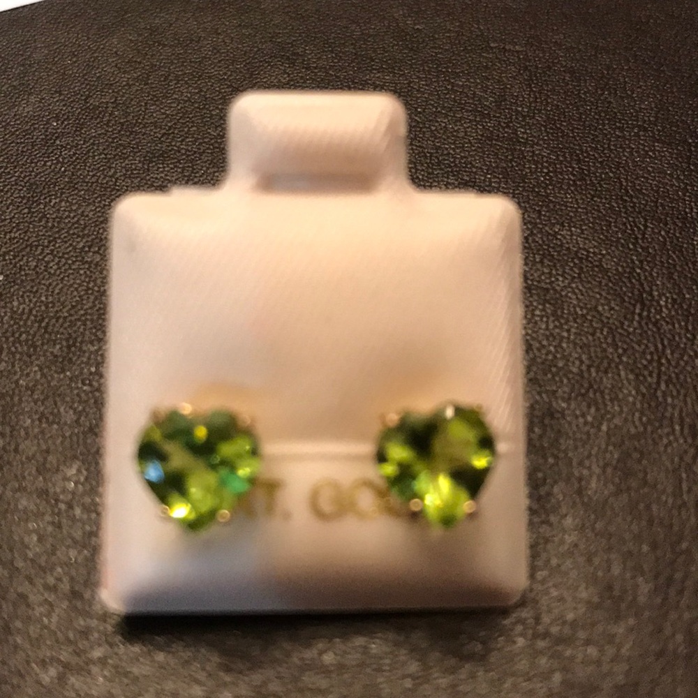 14 KT gold Peridot heart shaped earrings - Picture 6 of 7